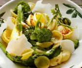 Pasta mit Brokkoli, Chili, und Parmesankäse