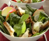 Rapunzelsalat mit Gorgonzola-Brotstückchen und Apfel