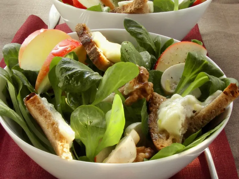Rapunzelsalat mit Gorgonzola-Brotstückchen und Apfel