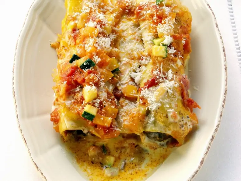 Cannelloni mit Gemüsesoße gratiniert