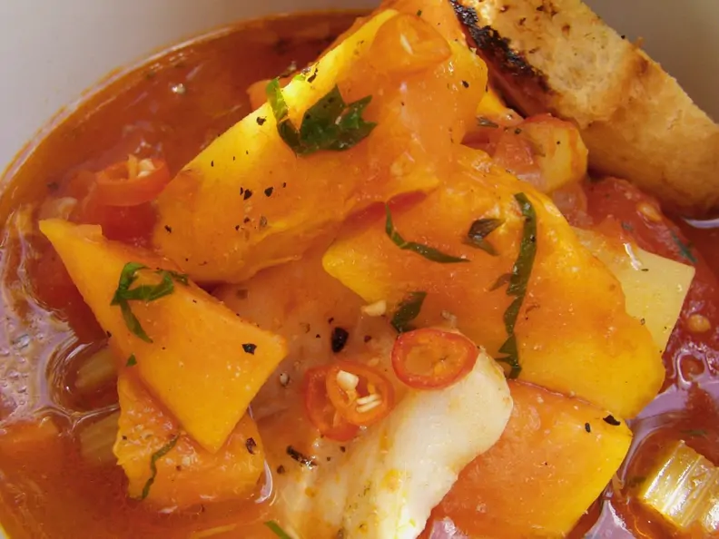 Scharfe Fischsuppe mit Süßkartoffeln