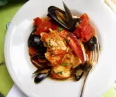 Muschel-Hummereintopf mit Tomaten auf kreolische Art