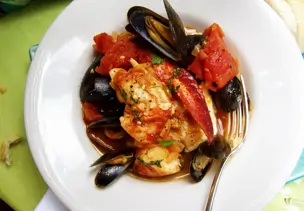 Muschel-Hummereintopf mit Tomaten auf kreolische Art