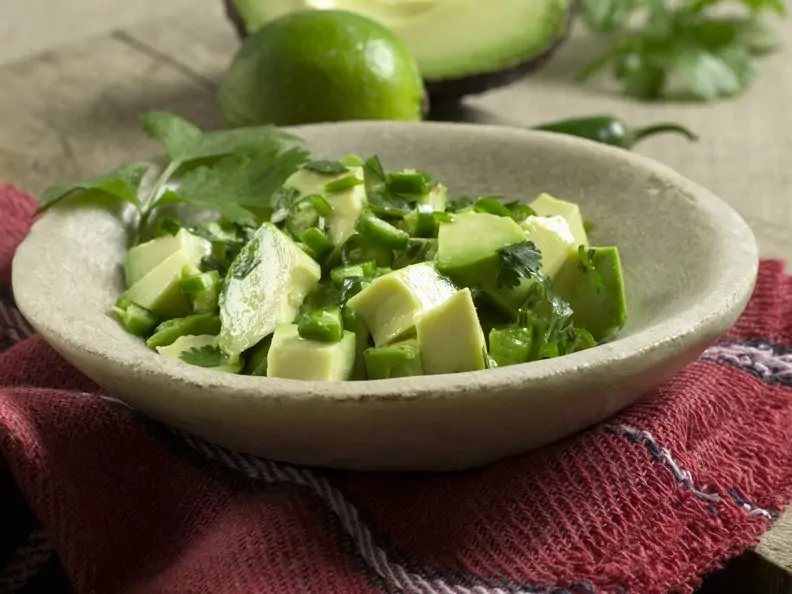 Avocado-Koriander-Salat mit Limette