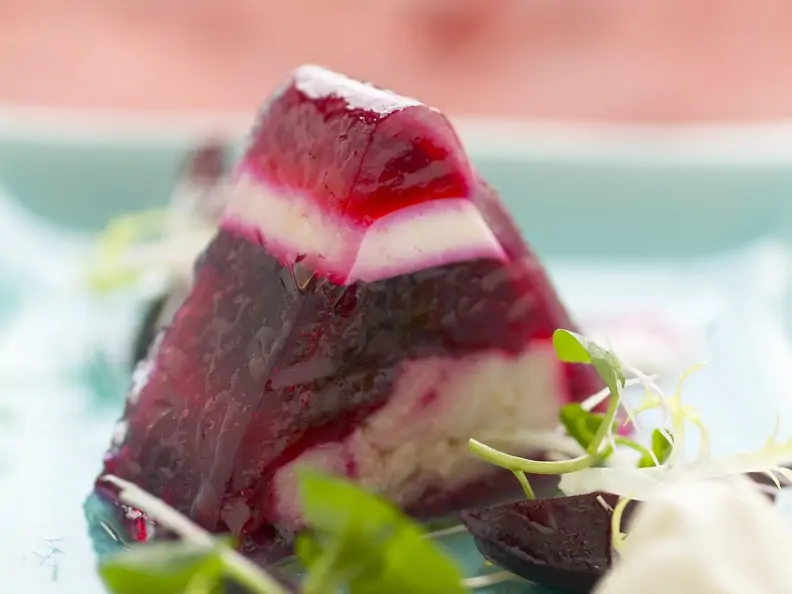 Rote Bete-Sülze mit Karpfen dazu Meerrettichcreme
