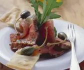 Kalbsrücken mit rohem Thunfisch