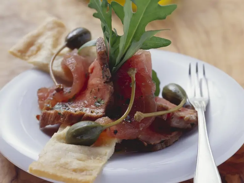 Kalbsrücken mit rohem Thunfisch