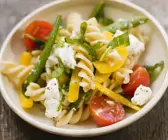 Pastasalat mit Bohnen, Feta und Tomaten