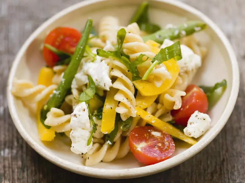 Pastasalat mit Bohnen, Feta und Tomaten