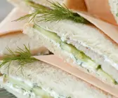 Sandwich mit Räucherfisch, Dill und Gurke