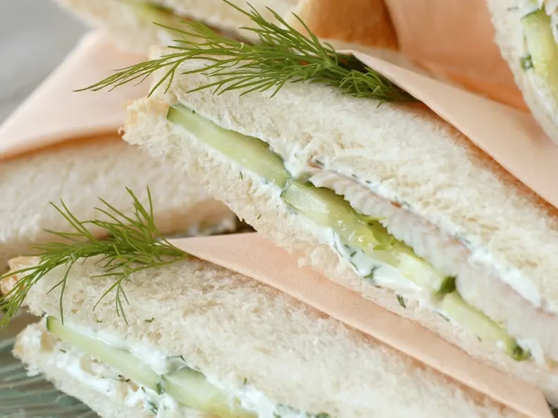 Sandwich mit Räucherfisch, Dill und Gurke