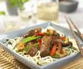 Asiatische Rindfleisch-Gemüsepfanne mit Nudeln
