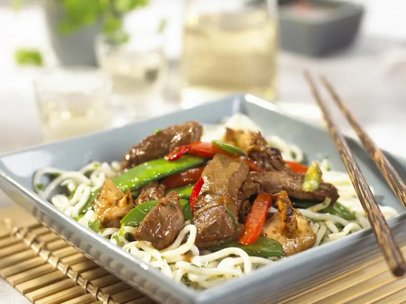 Asiatische Rindfleisch-Gemüsepfanne mit Nudeln