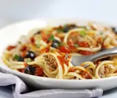 Pasta mit Tomaten, Oliven und Thunfisch