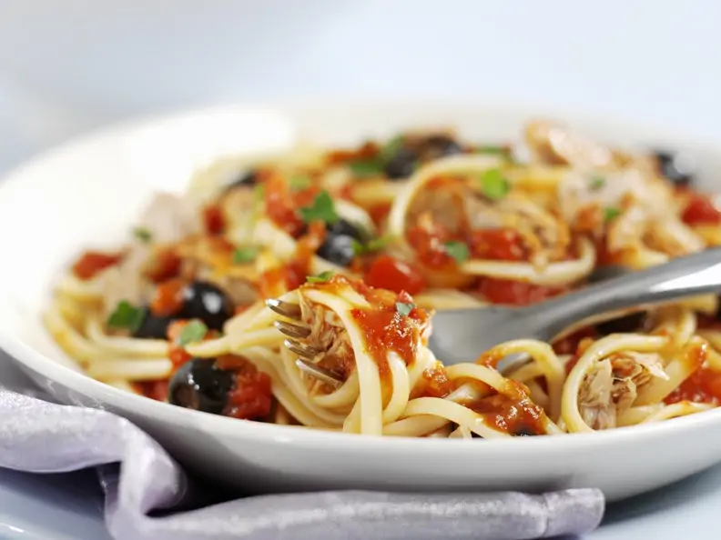 Pasta mit Tomaten, Oliven und Thunfisch