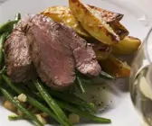 Roastbeef mit grünen Bohnen und Kartoffelschnitzen