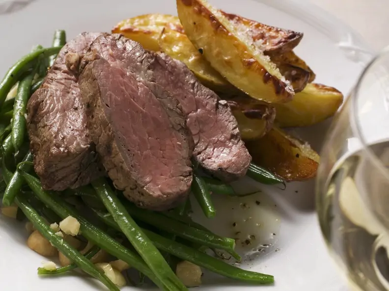 Roastbeef mit grünen Bohnen und Kartoffelschnitzen