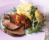 Roastbeef mit Parmesanchips und Rucola