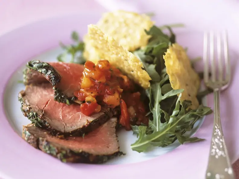 Roastbeef mit Parmesanchips und Rucola