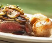 Entrecote mit Pilzen und ganzen Zwiebeln