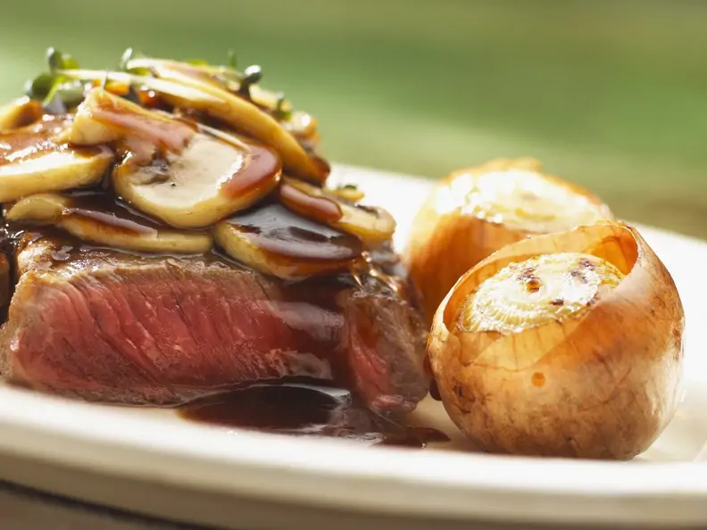 Entrecote mit Pilzen und ganzen Zwiebeln
