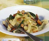 Bandnudeln mit Spinat und Macadamianüssen