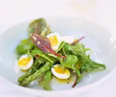 Mangoldsalat mit grünem Spargel und Wachteleiern