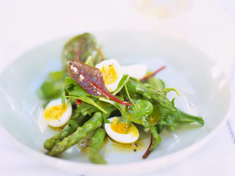 Mangoldsalat mit grünem Spargel und Wachteleiern