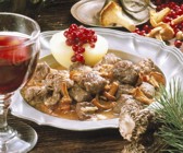 Rehgulasch mit Blaukraut und Kartoffeln