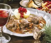 Rehgulasch mit Blaukraut und Kartoffeln