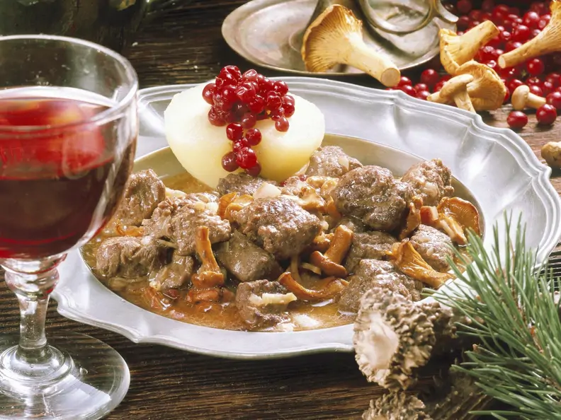 Rehgulasch mit Blaukraut und Kartoffeln