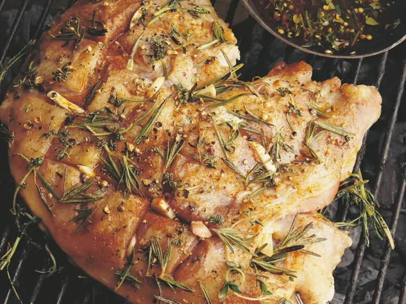 Gegrillte Lammschulter mit Rosmarin