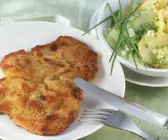 Wiener Schnitzel und Kartoffelsalat mit Gurken