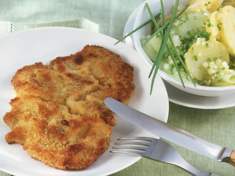 Wiener Schnitzel und Kartoffelsalat mit Gurken