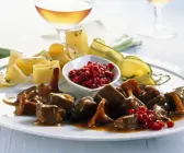 Hirschgulasch mit Preiselbeeren
