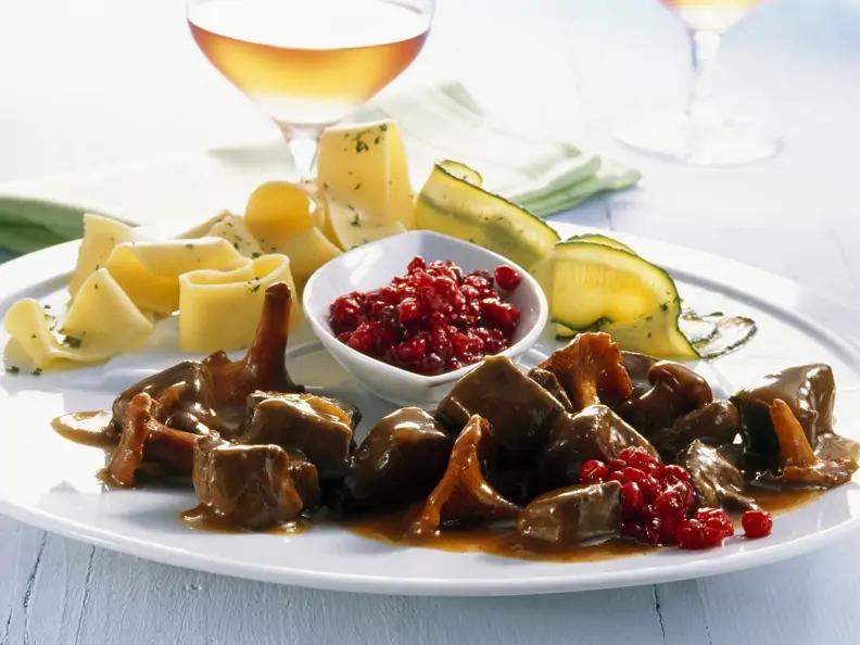 Hirschgulasch mit Preiselbeeren