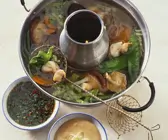 Chinesischer Feuertopf mit Rinderfilet, Gemüse und zwei Dips