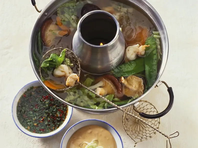 Chinesischer Feuertopf mit Rinderfilet, Gemüse und zwei Dips