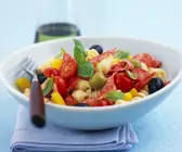 Pastasalat mit Wurst, Cherrytomaten und Oliven