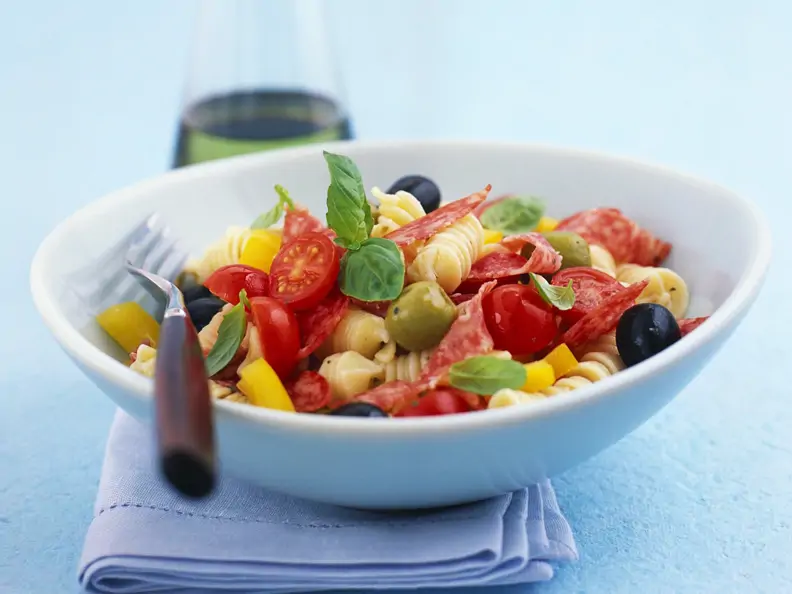 Pastasalat mit Wurst, Cherrytomaten und Oliven