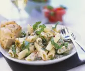 Pastasalat mit Blauschimmelkäse und Rucola
