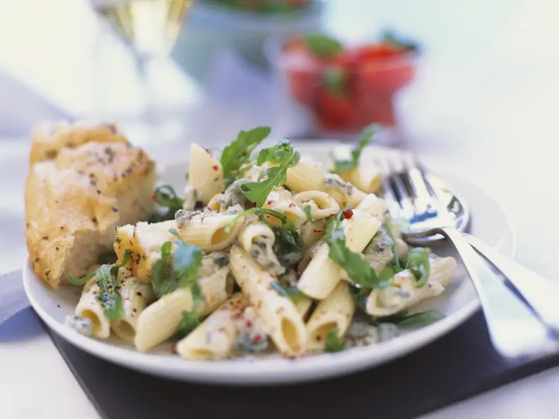 Pastasalat mit Blauschimmelkäse und Rucola