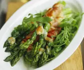 Überbackener Spargel im Prosciutto-Mantel