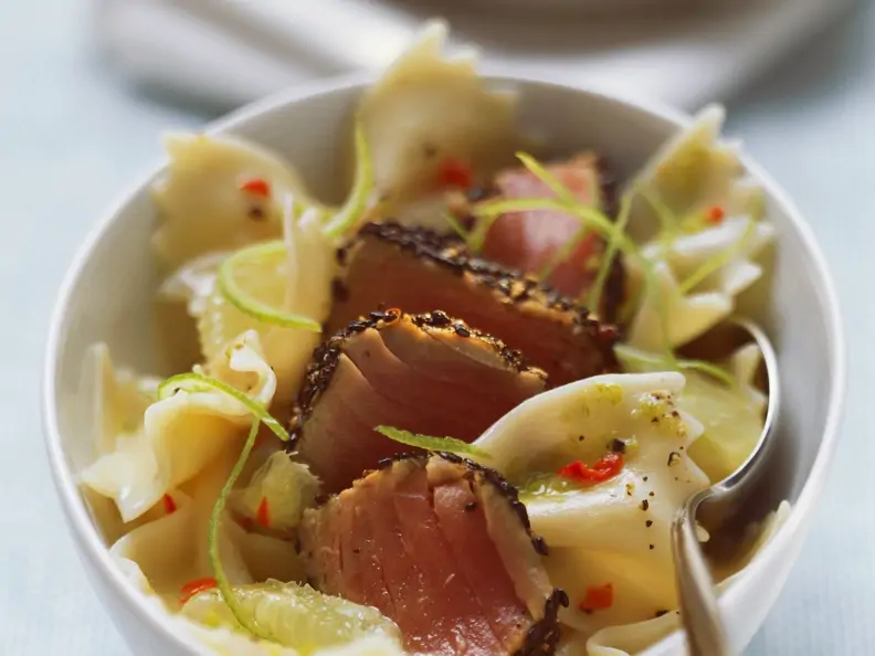 Pasta mit Thunfisch und Limettenzesten
