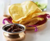 Chutney aus Tamarinde und Dattel dazu indisches Fladenbrot (Papadam)