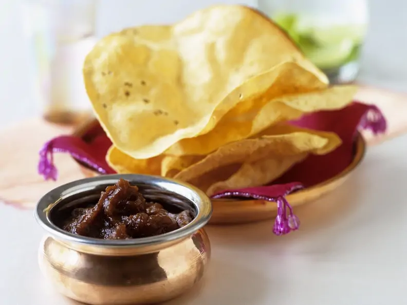 Chutney aus Tamarinde und Dattel dazu indisches Fladenbrot (Papadam)
