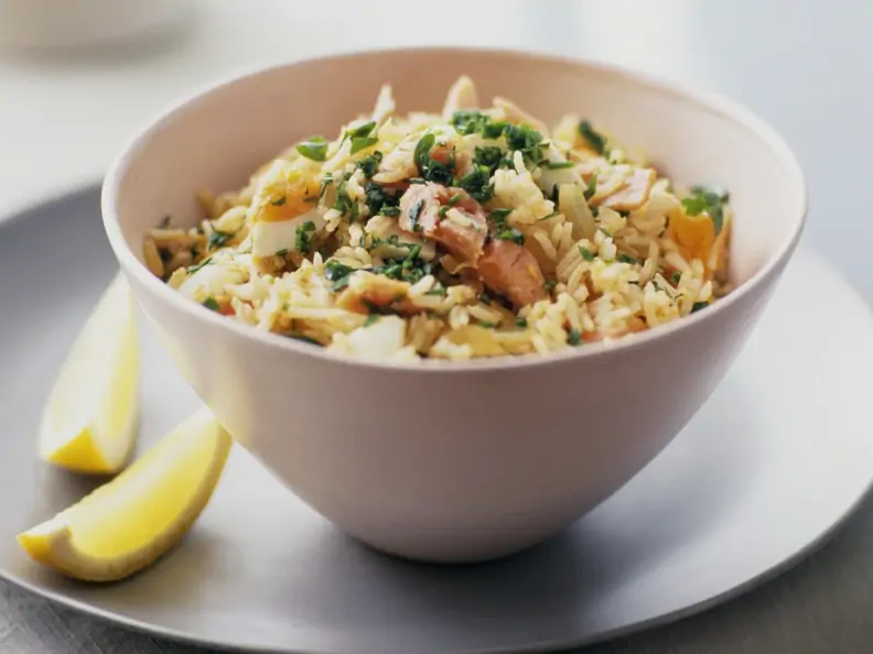 Reispfanne mit Fisch auf englisch-indische Art (Kedgeree)