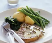Steak mit Pfeffersoße und Beilage