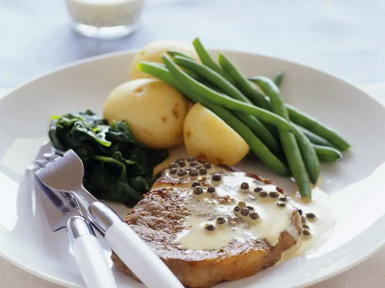 Steak mit Pfeffersoße und Beilage