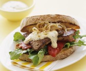 Sandwich mit Steak und Senfcreme